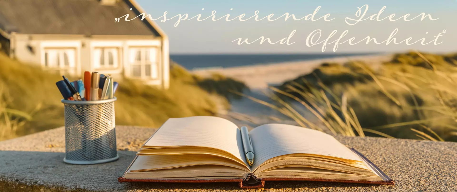 Offenes Notizbuch mit Stift und bunten Stiften vor Küstenlandschaft, symbolisiert kreative Schreibinspiration von Barbara Krohn am Meer