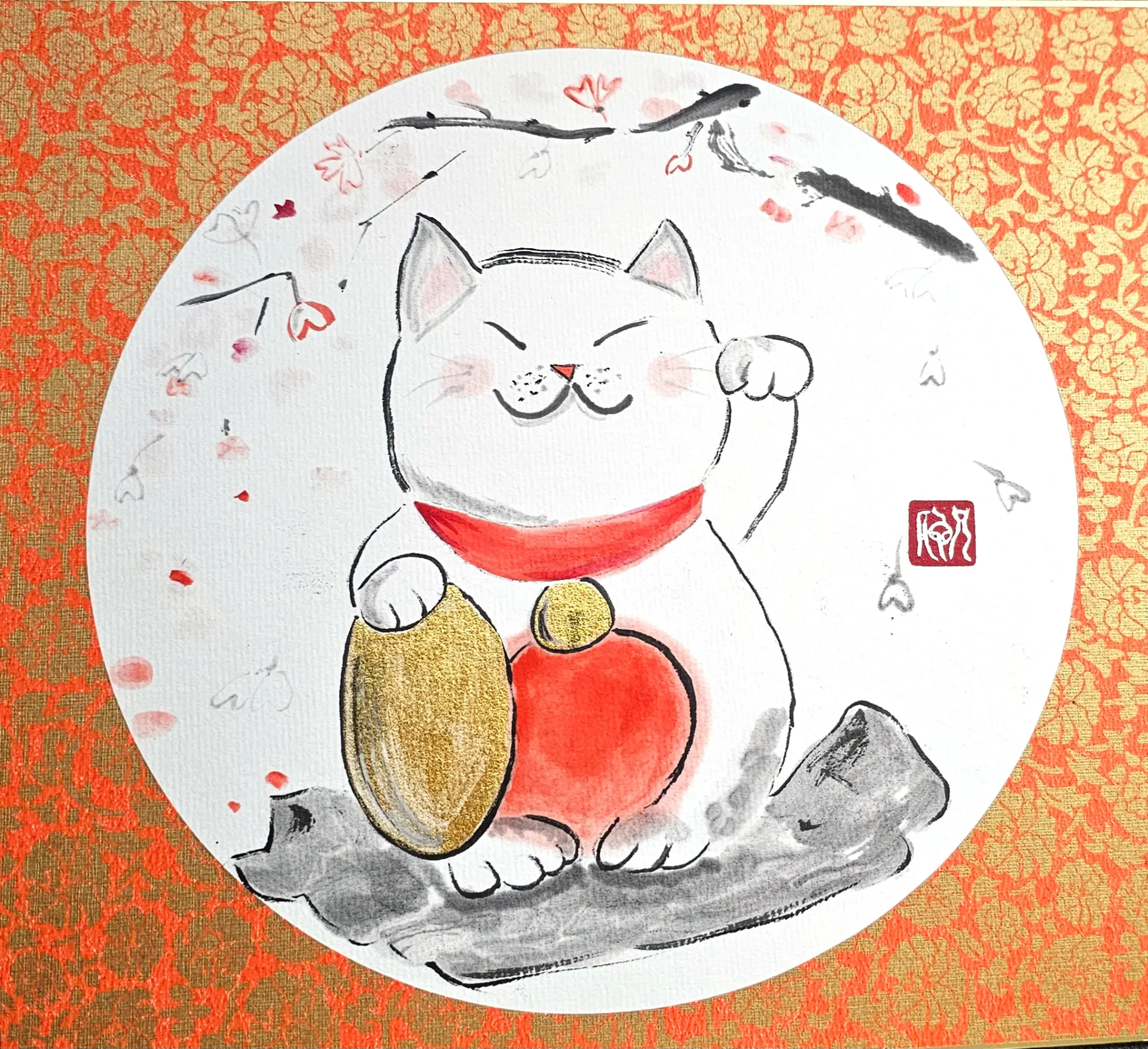 ManekiNeko Japanische Winkekatze mit rotem Halstuch und Goldmünze auf Ast, von Anita Ranzan mit meditativer Aquarelltechnik und minimalistischen Linien gestaltet