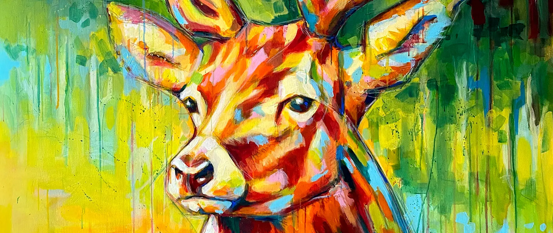 Leuchtendes, expressives Hirschporträt mit kräftigen Farben und dynamischen Pinselstrichen von Bettina Kumpe, das Charakter und Ausstrahlung betont