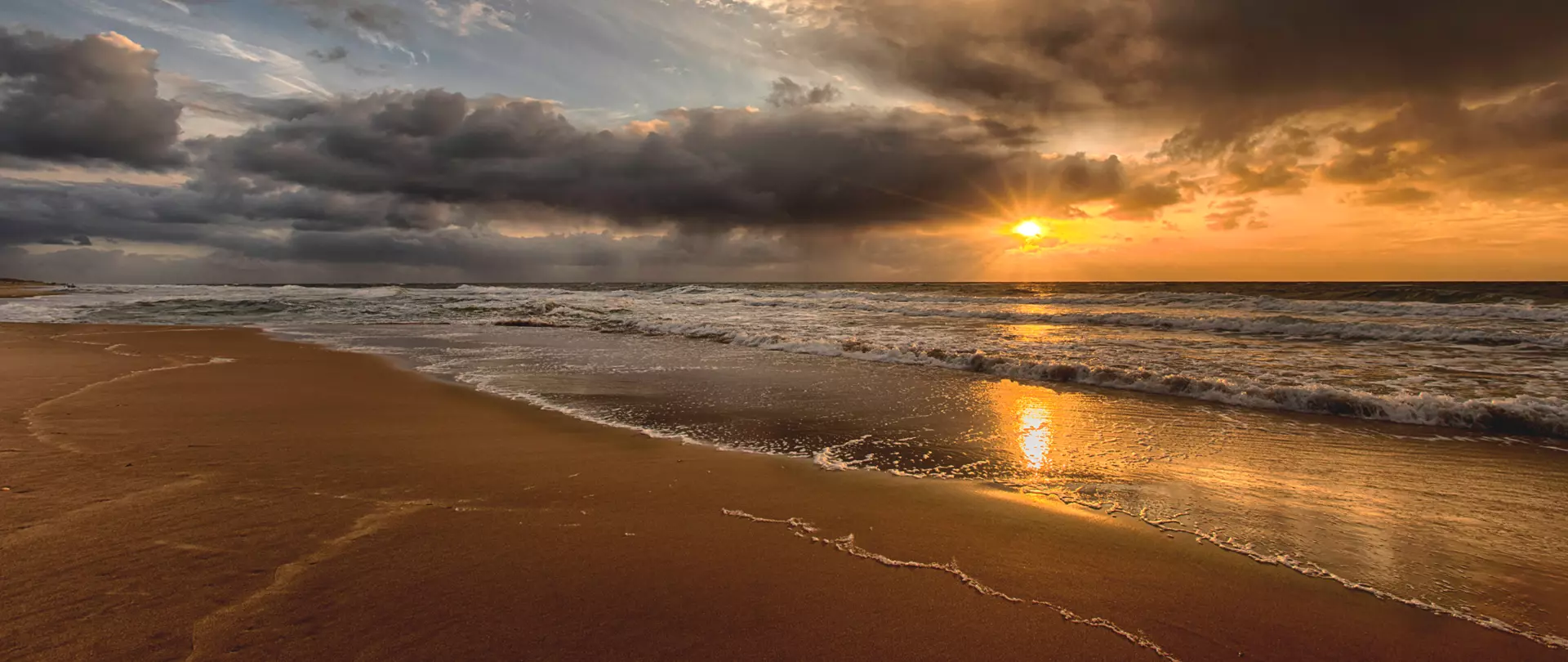 Gewitter-Himmel am Meer Dramatischer Himmel und spiegelnde Wasserfläche bei Sonnenuntergang – Küstenfotografie von artistravel Dozentin Marion Hogl