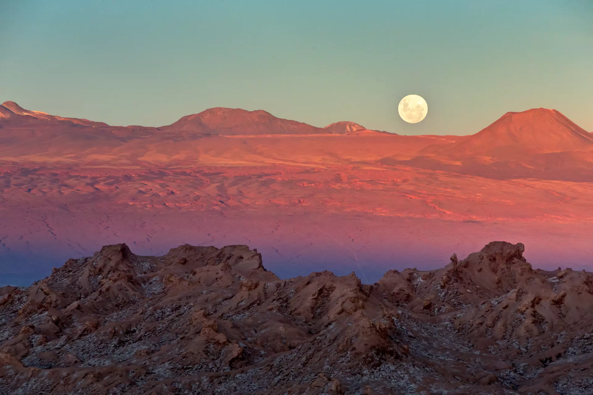 Wüstenmond in abendlicher Stimmung Vollmond über roter Wüste bei Sonnenuntergang – stimmungsvolle Reisefotografie von artistravel Fotografie Dozentin Marion Hogl