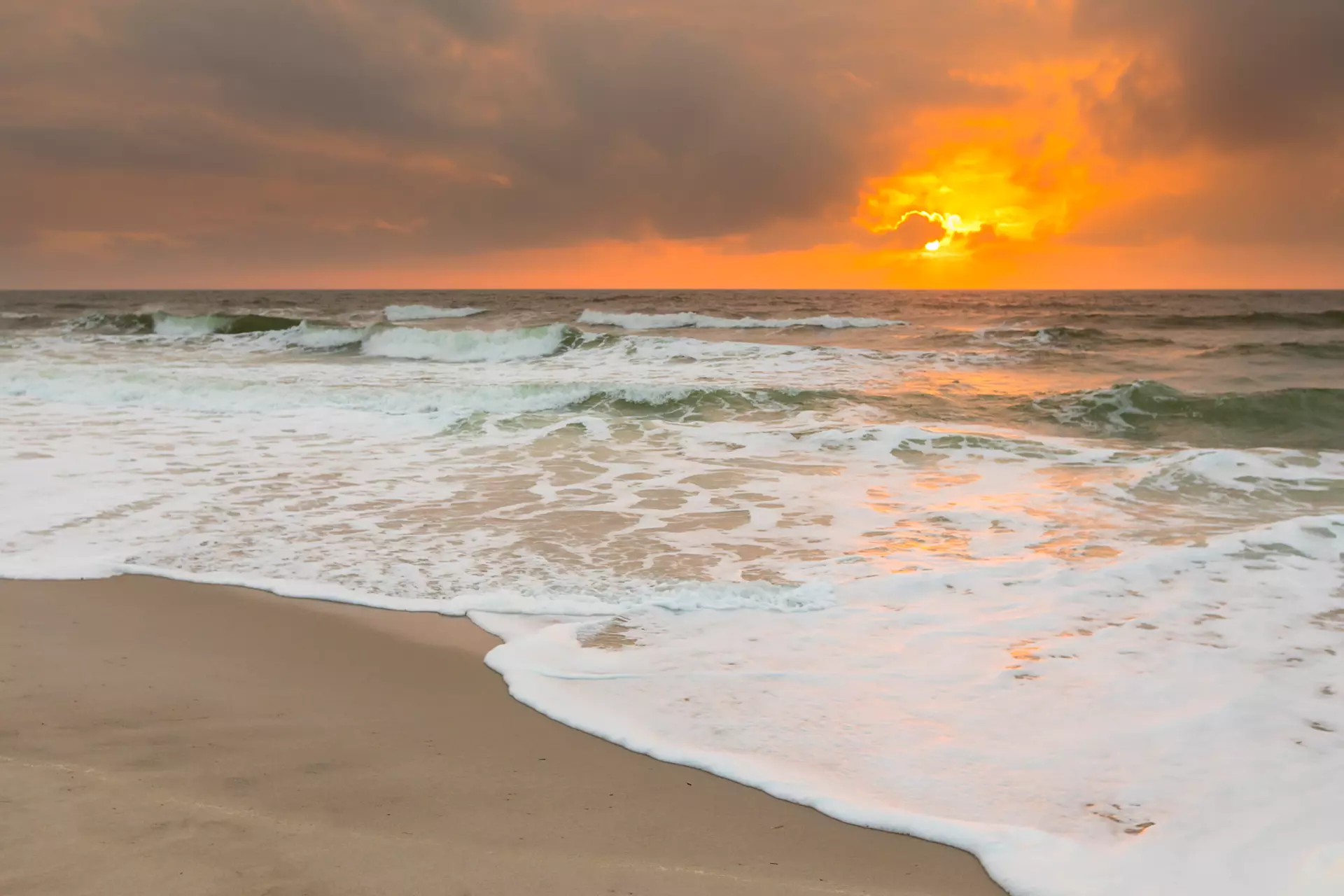 Goldene Küstenruhe bei Sonnenuntergang Strand in warmem Licht mit untergehender Sonne – eingefangen von artistravel Fotografie Dozentin Marion Hogl