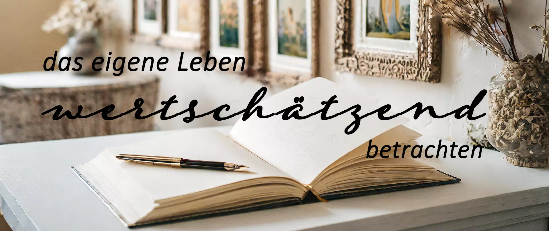 Offenes Buch mit Stift auf Tisch vor gerahmten Bildern und Schriftzug zu wertschätzendem Leben von Mechthild Messer als Inspiration fürs autobiografische Schreiben