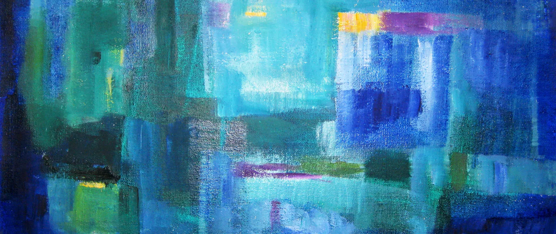 Großflächige abstrakte Malerei mit überlappenden Blautönen, Türkis und violetten Akzenten – harmonisch und ruhig wirkende Komposition von artistravel Dozenten Nikolaus Hipp