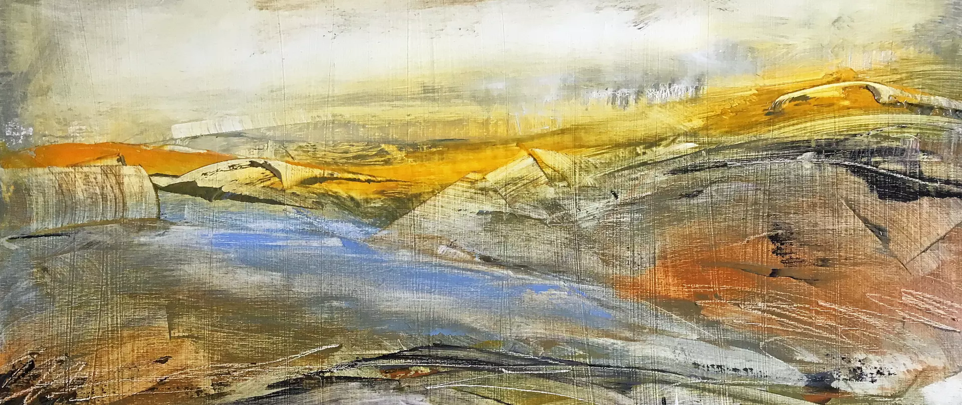 Abstrakte Landschaft mit ockerfarbenen Hügeln und blauen Flächen, gemalt von Renate Linnemeier – Dozentin bei artistravel