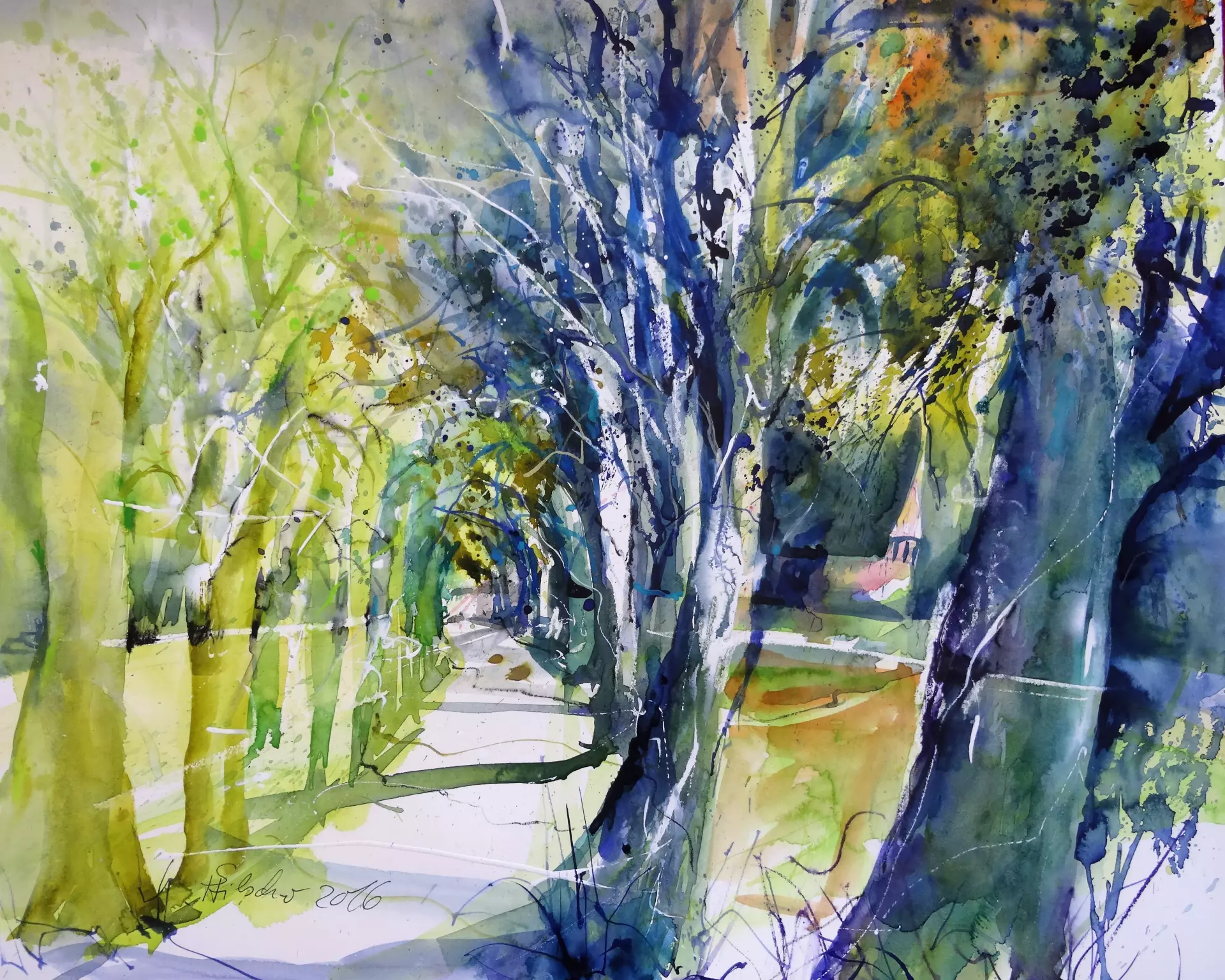 Aquarell: Lichtdurchfluteter Waldweg – Impressionistische Baumszene Aquarellbild eines sonnendurchfluteten Waldweges mit dichter, leuchtender Vegetation in Gelb- und Blautönen – von artistravel Dozentin Sabine Hilscher