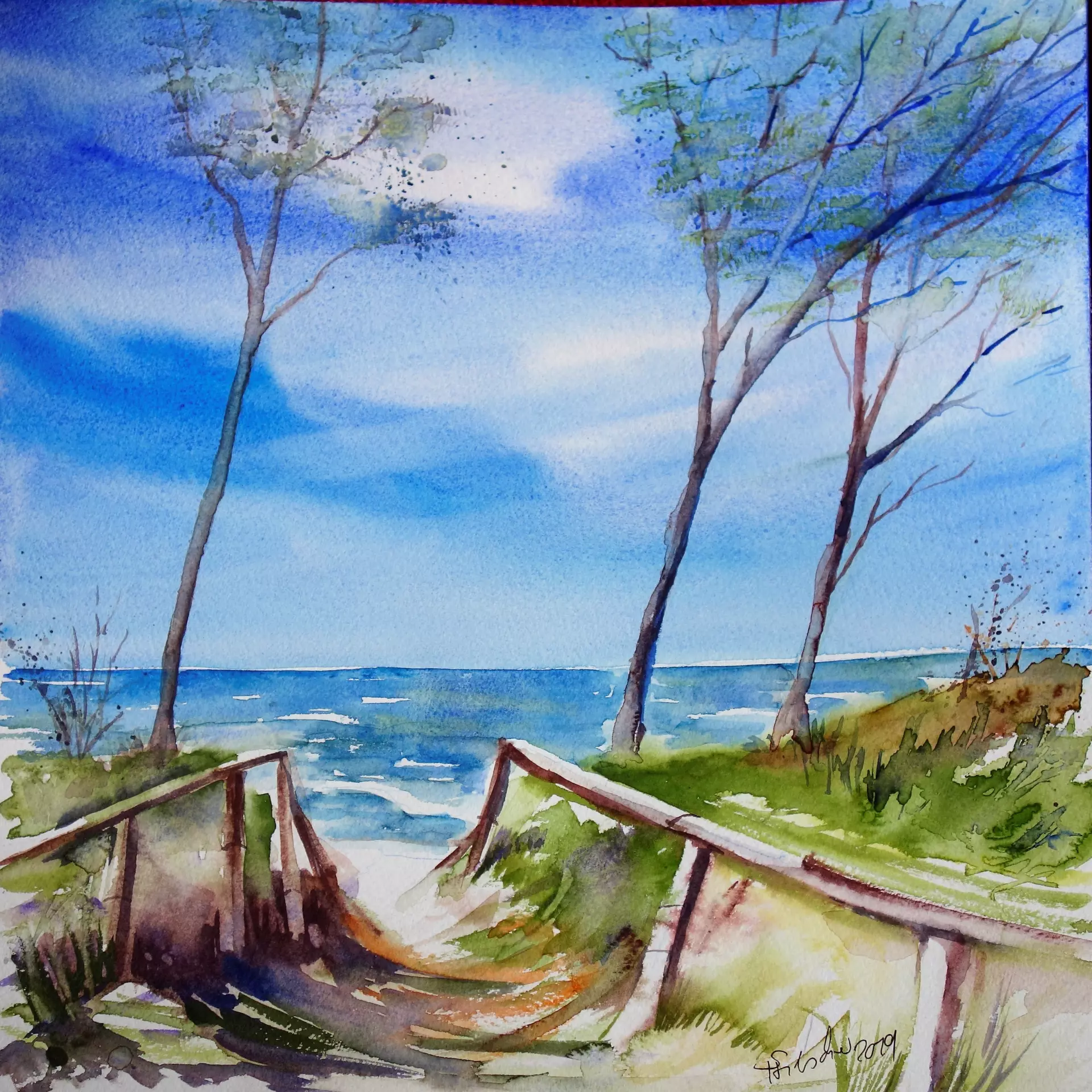 Aquarell: Dünenweg mit Meerblick – Küstenlandschaft im Sommerlicht Sommerliches Aquarell mit Dünenweg, Meer und leichten Baumgruppen unter blauem Himmel – von artistravel Dozentin Sabine Hilscher