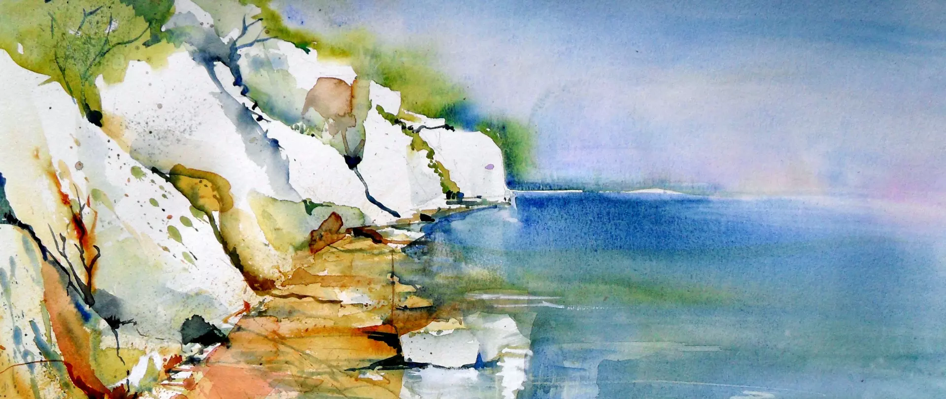 Ausdrucksstarkes Aquarell einer Steilküste mit leuchtenden Felsen, moosigen Tönen und weitem Meerblick – von artistravel Dozentin Sabine Hilscher