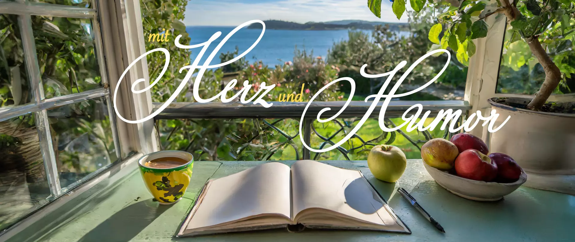 Schreibtisch am offenen Fenster mit Buch, Tasse und Obstschale vor Meerblick, Symbol für Claudia Satorys kreative Schreibarbeit mit Herz und Humor