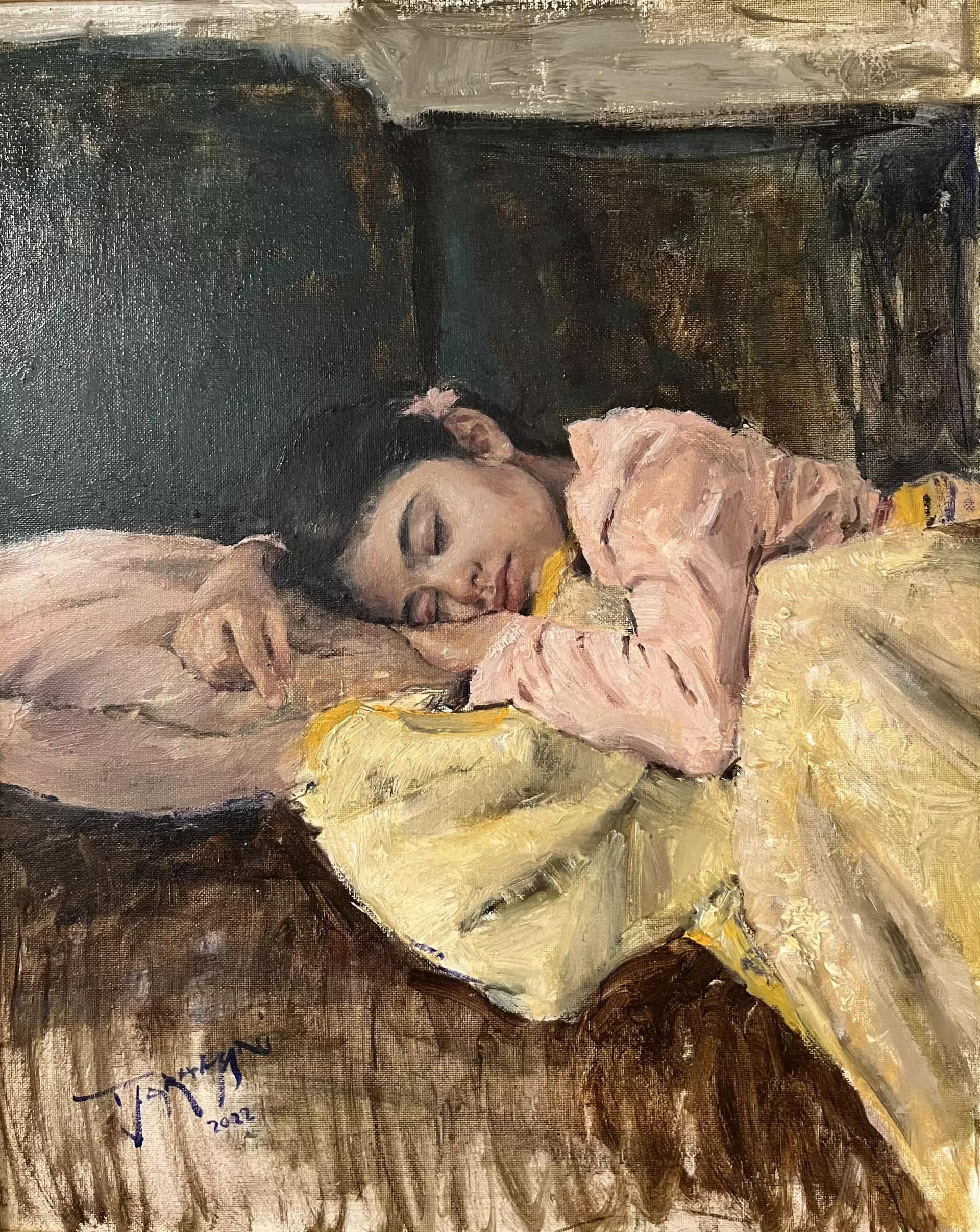 Schlafendes Mädchen auf einem Sofa mit rosa Kleid und gelbem Überwurf, gemalt von Tammam Jaramani in realistischer Ölmalerei