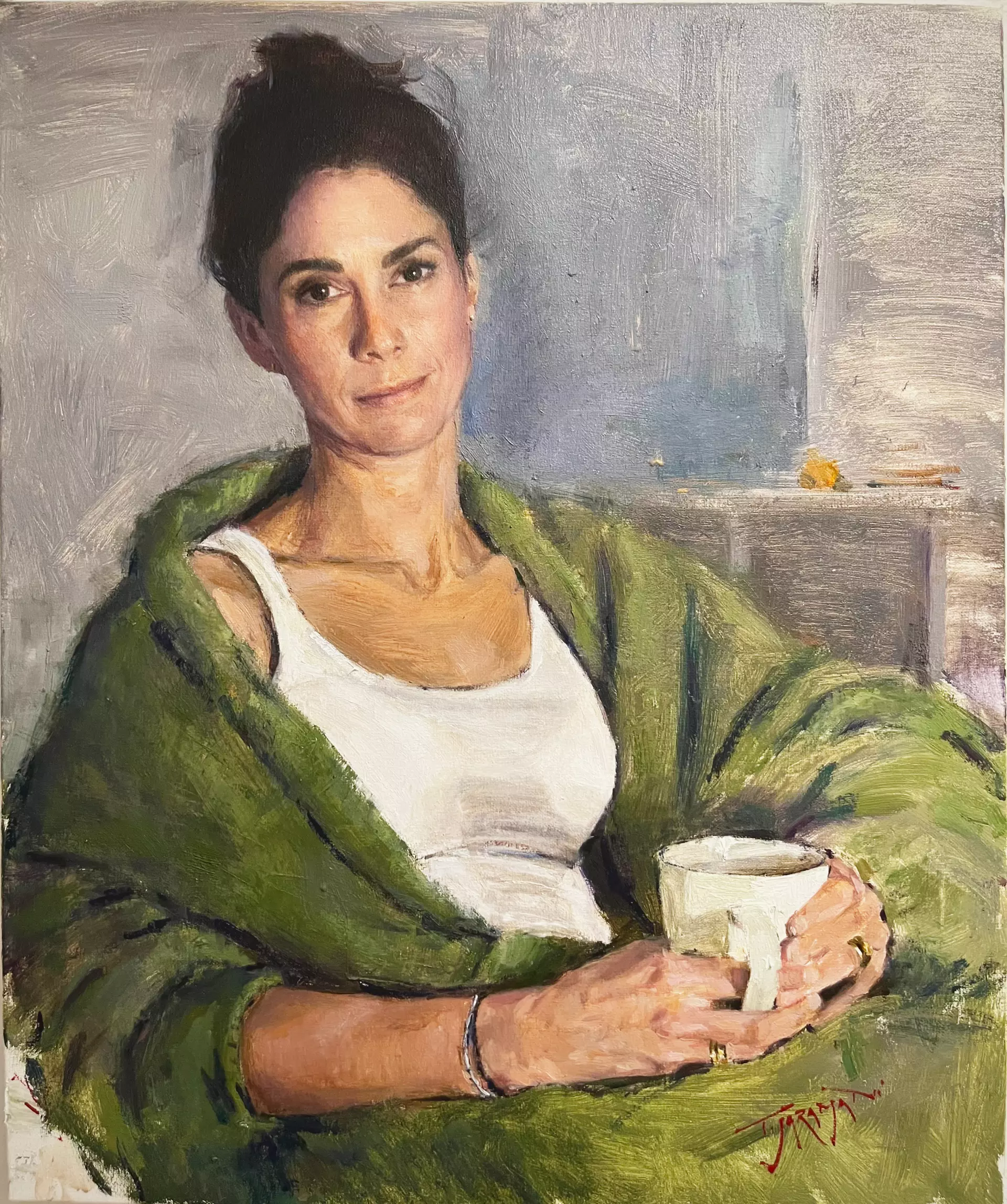 Porträt einer Frau mit grünem Umhang und weißem Top, die eine Tasse hält, gemalt von Tammam Jaramani