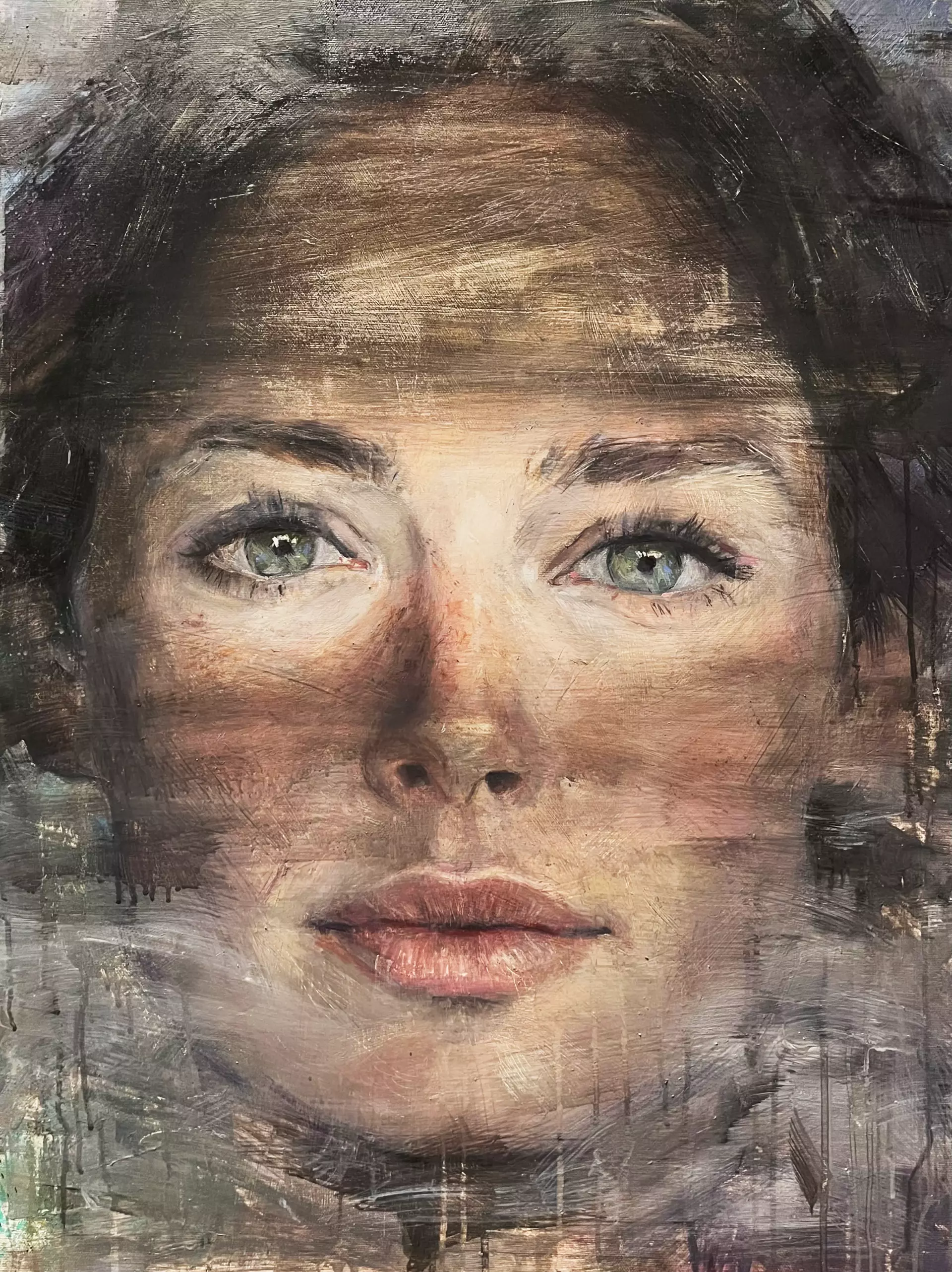 Realistisches Porträt einer Frau mit grünen Augen und weichen Lippen, gemalt von Tammam Jaramani in sanften Erdtönen und texturiertem Stil