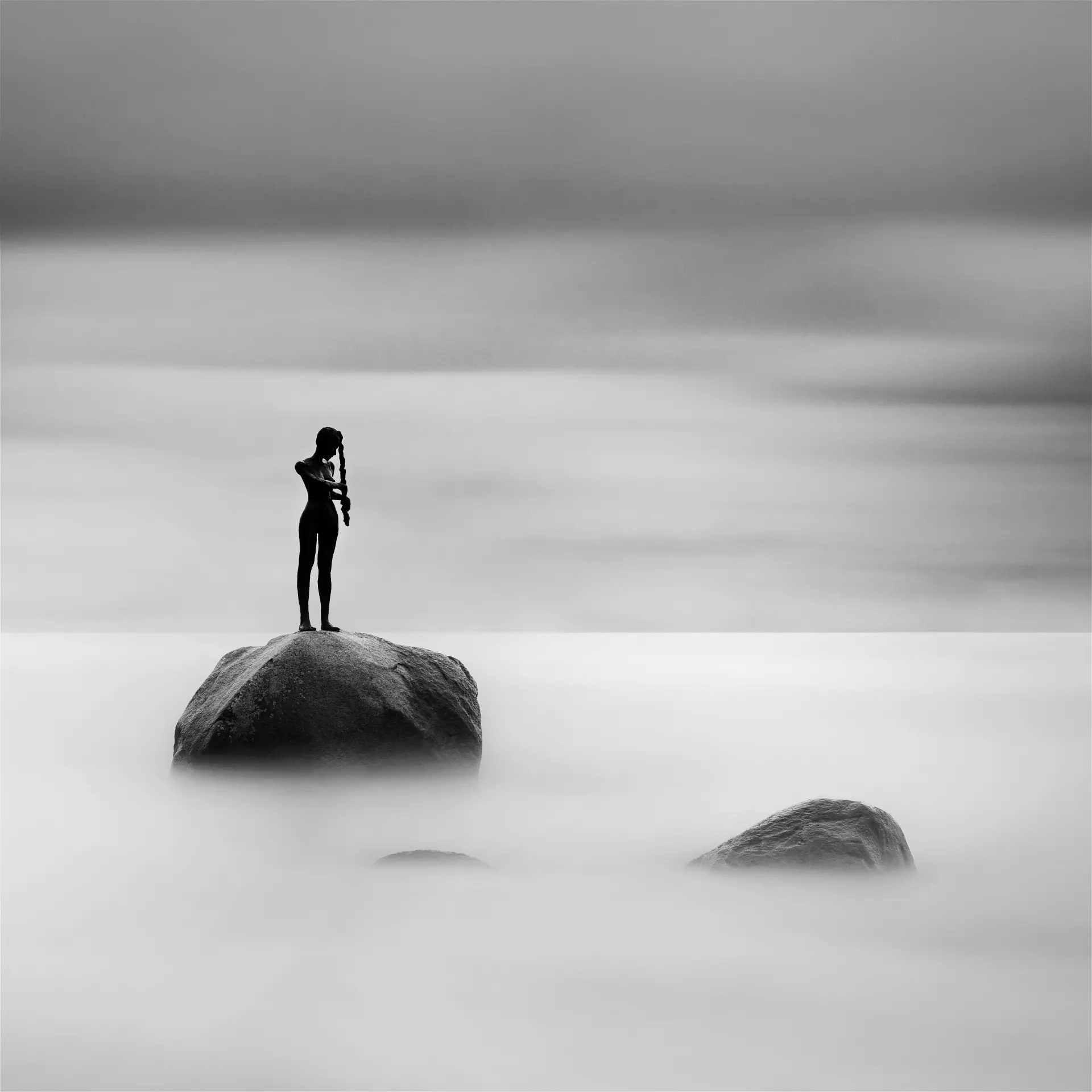 Reduzierte Aktfotografie in der Natur Silhouette einer Person in künstlerischer Aktfotografie am Meer – Schwarz-Weiß Fotografie von artistravel Dozent Thomas Bichler