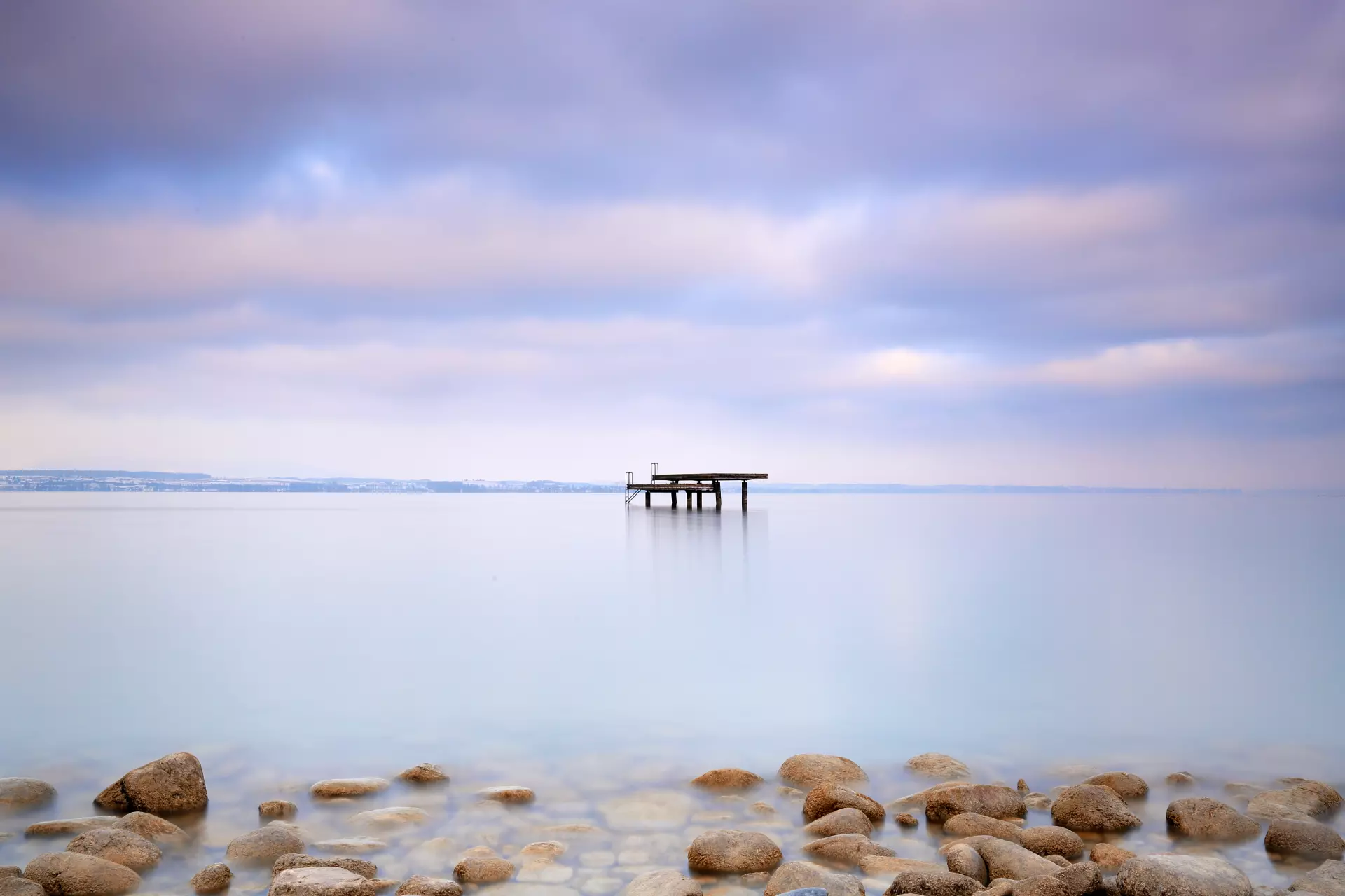 Minimalistische Fotokunst am Wasser Kreative Minimalismus-Fotografie eines alten Holzstegs im Wasser – artistravel Dozent Thomas Bichler