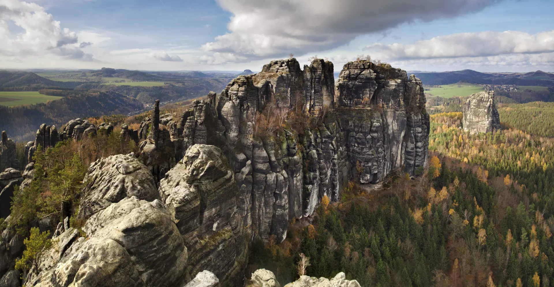 Malerische Felsformationen fotografisch eingefangen Blick auf markante Sandsteinfelsen im Elbsandsteingebirge – Landschaftsfotografie von artistravel Dozent Thomas Bichler