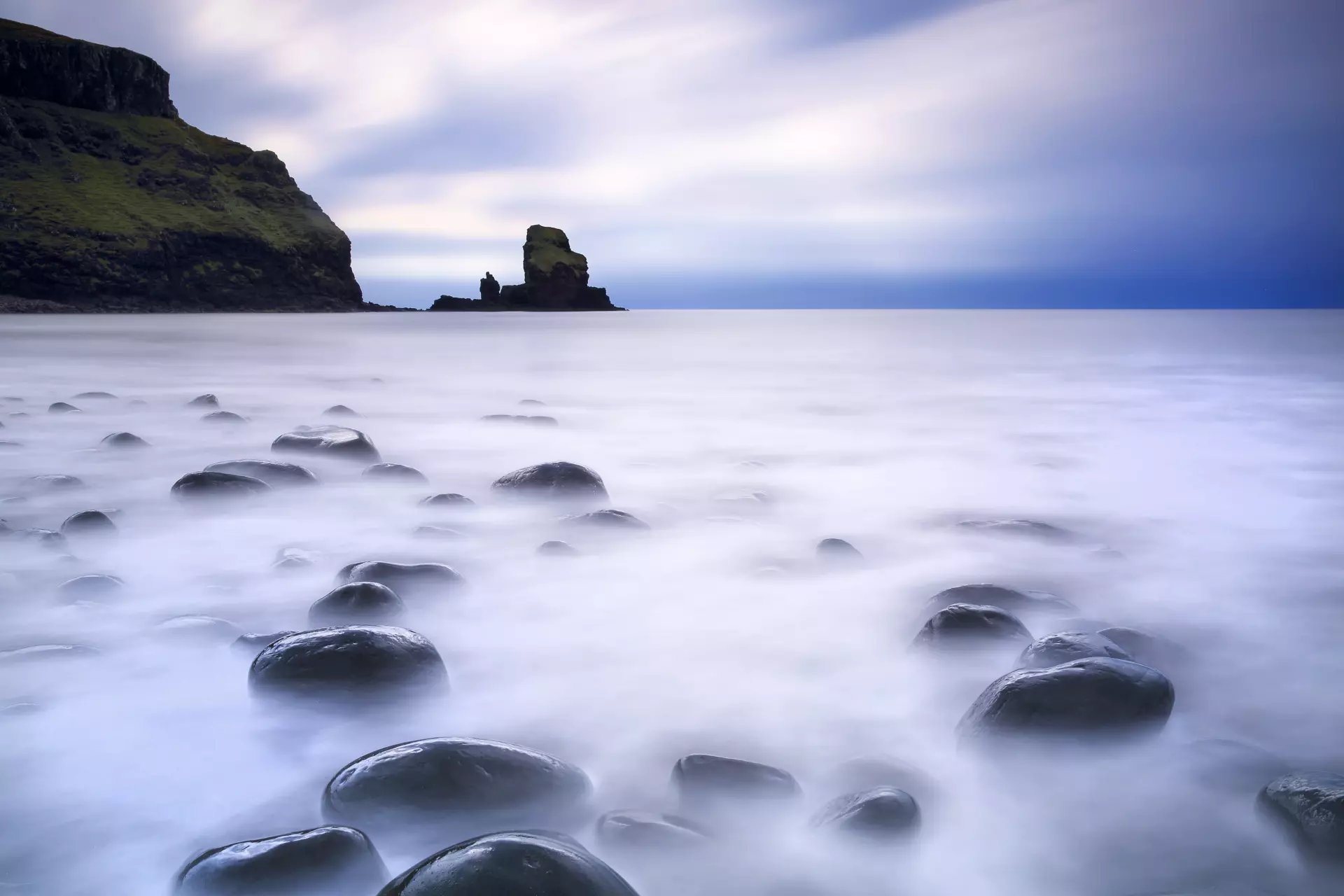 Kreative Langzeitbelichtungen in der Küstenfotografie Minimalistische Meeresfotografie mit Steinen bei Langzeitbelichtung – aufgenommen von artistravel Dozent Thomas Bichler