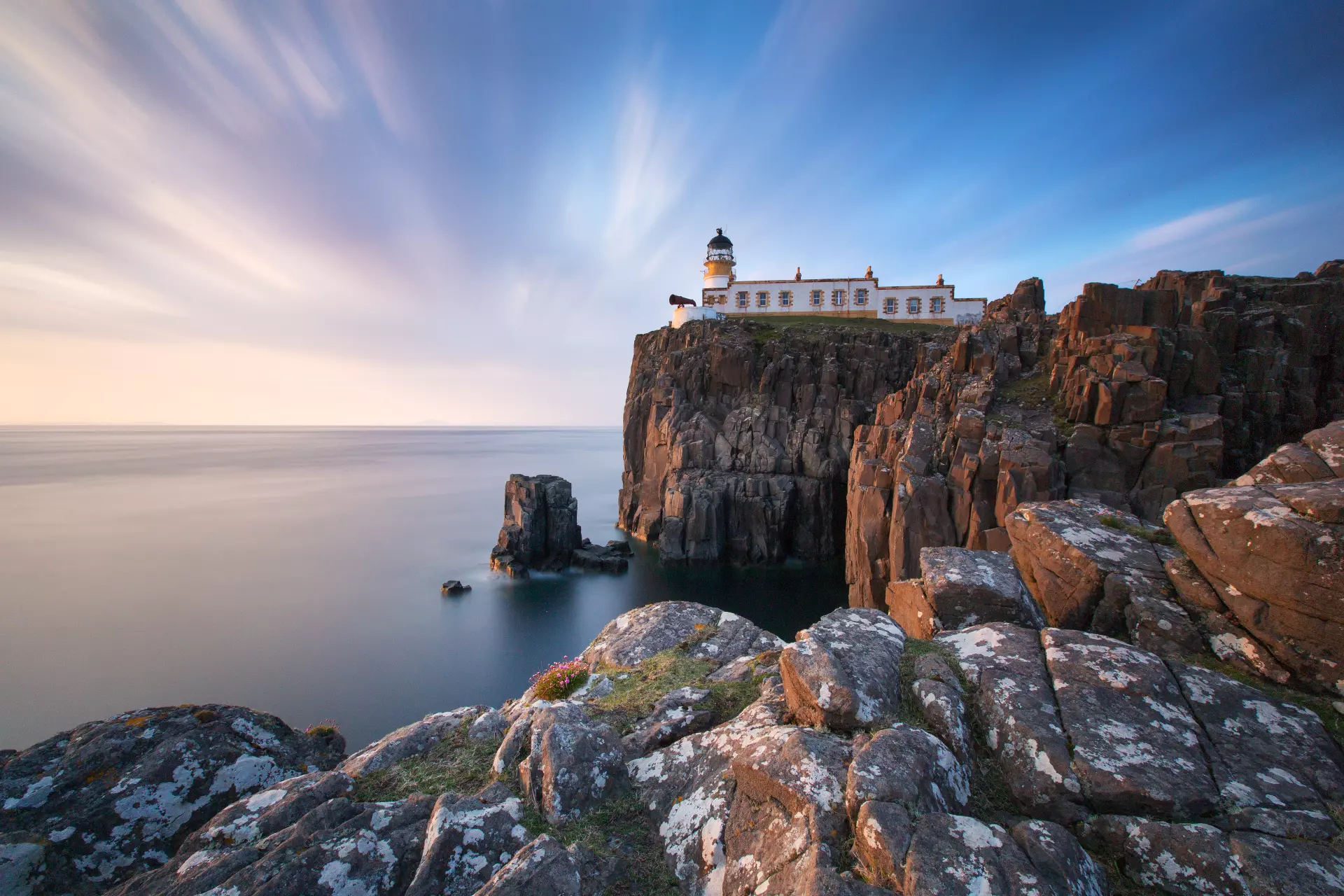 Küstenfotografie mit Leuchttürmen und Felsformationen Dramatische Küstenlandschaft mit Leuchtturm auf Klippe bei Langzeitbelichtung – artistravel Dozent Thomas Bichler
