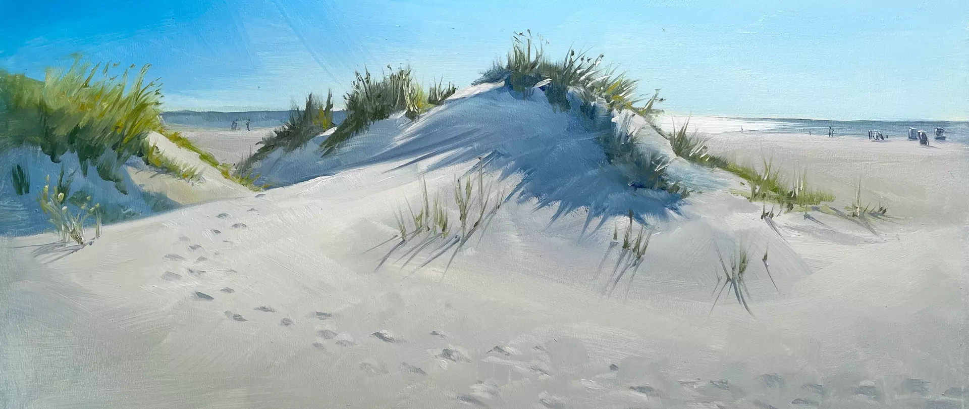 Ölbild einer sonnigen Dünenlandschaft mit Fußspuren im Sand, gemalt von Yo Rühmer – Dozentin bei artistravel