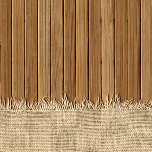 Fotografieren lernen im Fotokurs oder Fotoworkshop. Foto: "Cloth & Wood" by brett jordan (CC BY 2.0 - https://creativecommons.org/licenses/by/2.0/). Auf einem Holzboden liegt ein gewebter beiger Teppich.