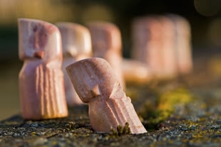 Skulpturen / Speckstein. Malen / Zeichnen / Basteln. Foto: African Chess / Unsplash Kleine Skulpturen aus Speckstein