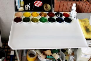 Mischpalette selber machen, Foto: Heinz Bock In Deckeln werden verschiedene Farben aufbewahrt.