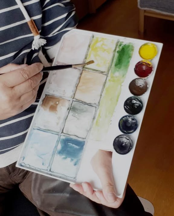 Palette selbstgemacht von Heinz Bock Person hält eine Aquarellpalette in den Händen.