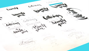 Papier auf dem verschiedene Schriftzüge abgebildet sind