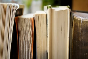 Photo by Syd Wachs on Unsplash Alte Bücher stehen nebeneinander