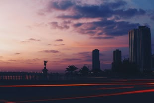 Grundlagen der Belichtungszeit lernen im Fotokurs. Foto: Shahzin Shajid/Unsplash. Eine Blick auf eine Straße während eines Sonnenunterganges.