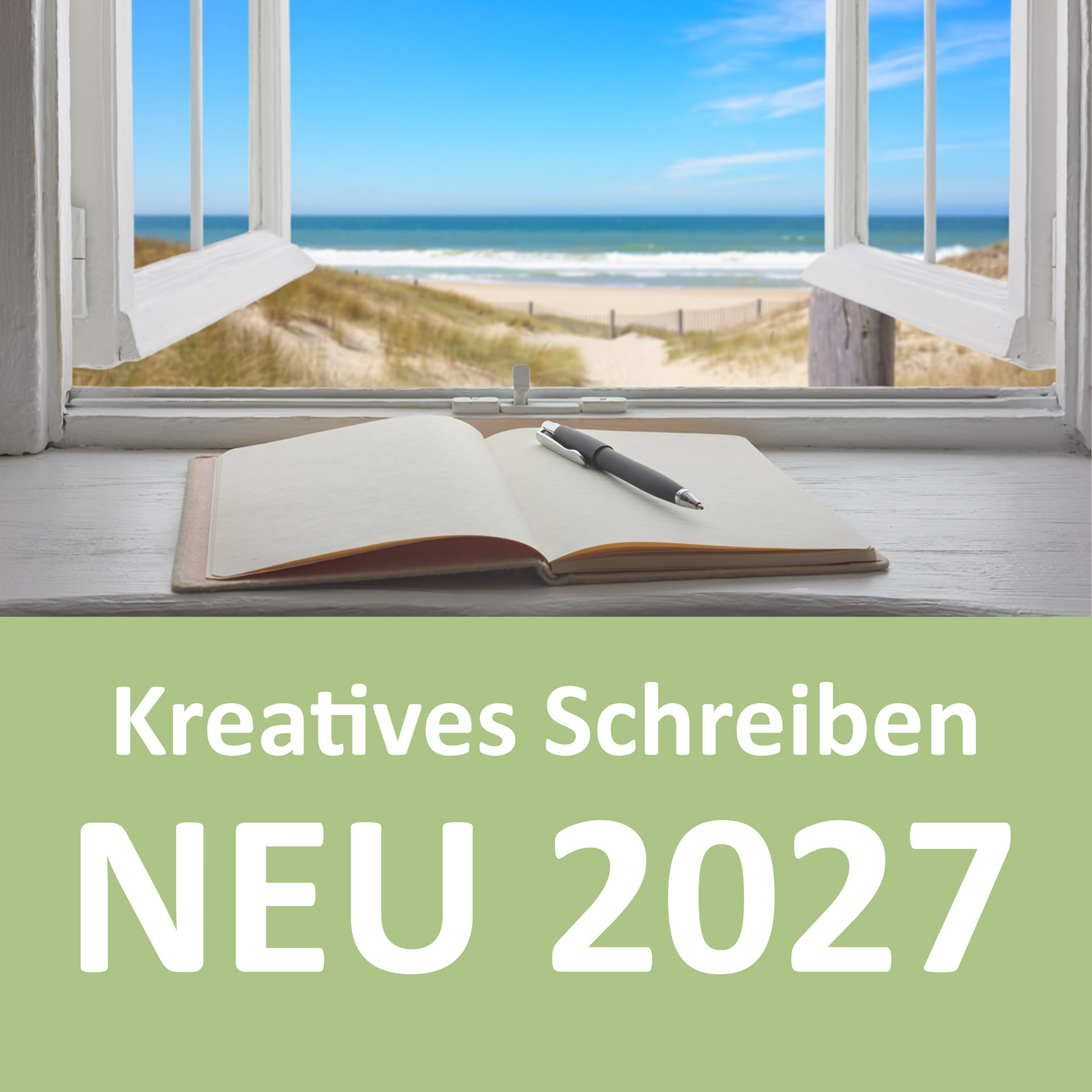 Ein aufgeschlagenes Notizbuch liegt auf der Fensterbank vor einem geöffneten Fenster, im Hintergrund sieht man das Meer und den Strand. Unten steht "Kreatives Schreiben NEU 2027" auf einer hellgrünen Fläche.