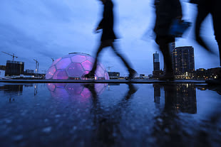 Das Hauptmotiv klar herauszuarbeiten ist essentiell. Foto: Carola Schmitt Fotografie von Carola Schmitt einer abendlichen Stadtszene.
