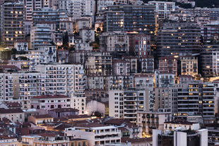 Fotografieren lernen im Fotokurs - Architektur mit dem Tele. Foto: Björn Göttlicher. Kleinbild-DSLR | 200 mm | f6,3 | 15 s | ISO 100 | +1,3 EV | Raw | Stativ Fotografie von Björn Göttlicher, die eine Stadt abbildet.