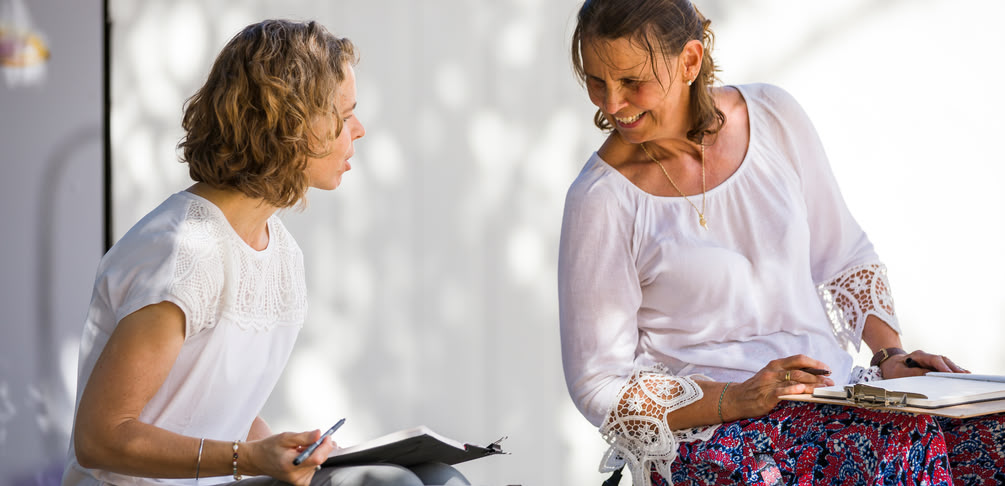 Zwei Frauen am zeichnen