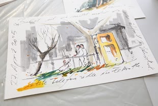 Das fertige Werk von Jens Hübner. Bild zeigte eine Aquarellmalerei auf weißem Karton. Es ist ein Szenario zuerkennen. Eltern fahren ihr Kind in einem Kinderwagen. Im Hintergrund ist eine gelbe Telefonzelle und Bäume.