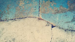 Fotografieren lernen im Fotokurs: Reisefotografie. Foto: Pexels/Pixabay. Die Fotografie stellt einen Teil einer Wand dar, die aus mehreren Felsstücken zusammengesetzt wurde. Diese weisen verschiedene Farbelemente auf.