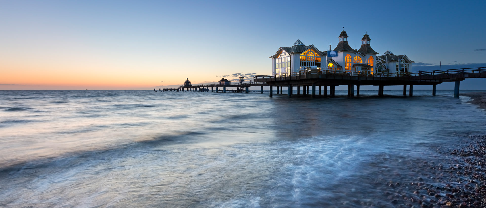 Ausblick auf die Seebrücke in Sellin auf Rügen und die Ostsee am Abend