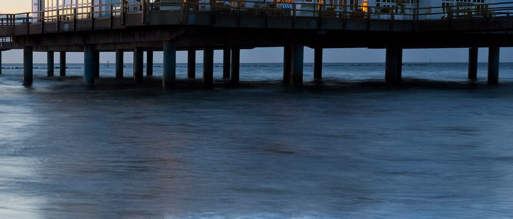 Ausblick auf die Seebrücke in Sellin auf Rügen und die Ostsee am Abend