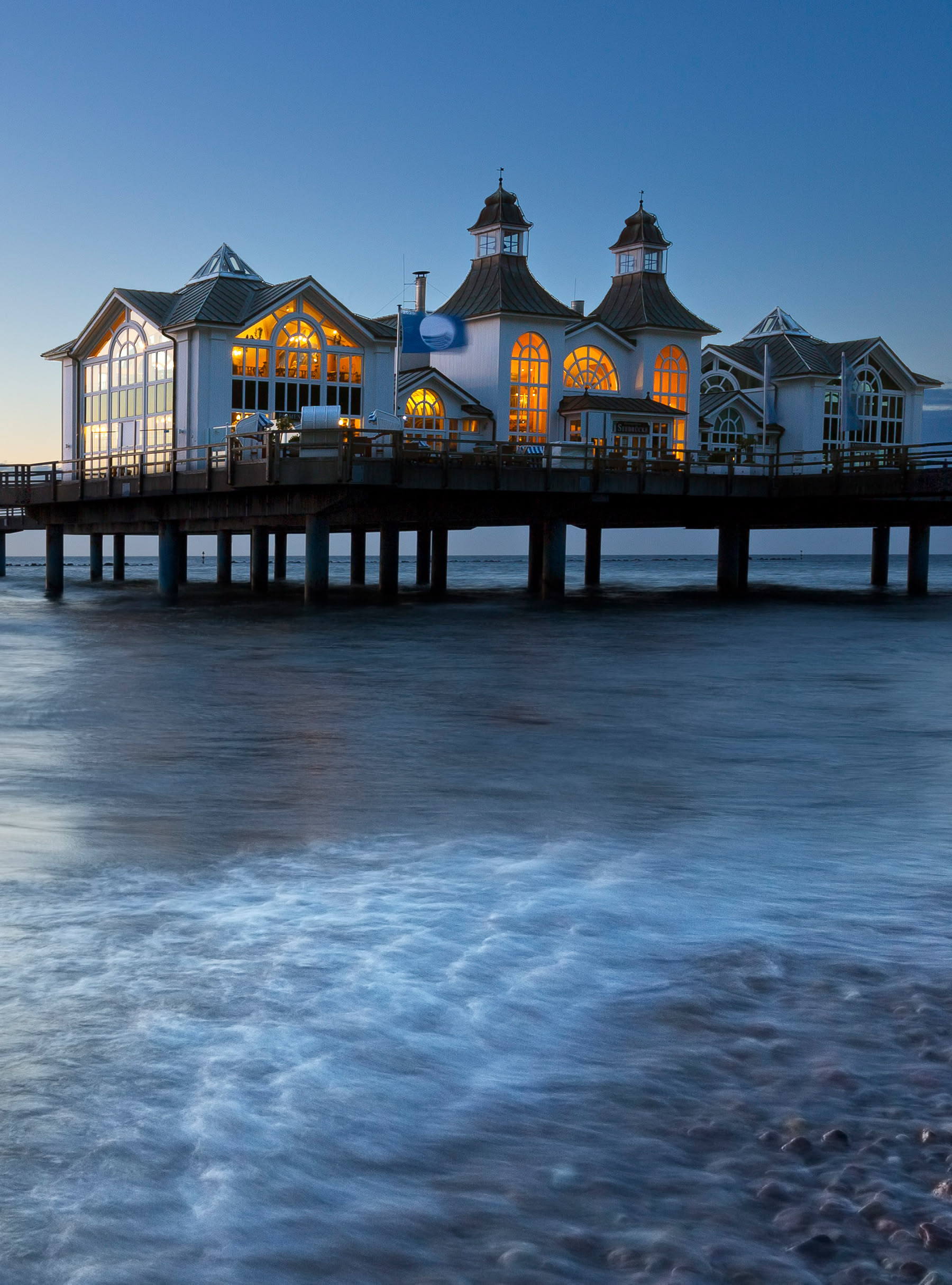 Ausblick auf die Seebrücke in Sellin auf Rügen und die Ostsee am Abend