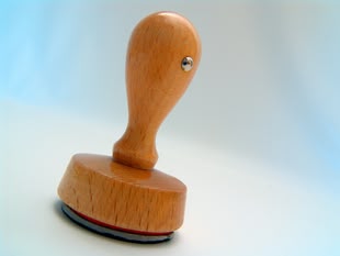 Ein Stempel aus Holz eignet sich am besten fürs Embossing. Foto: Pixabay Auf dem Bild ist ein Holzstempel abgebildet