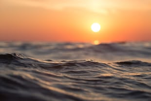 Das Meer fotografieren lernen im Fotokurs. Foto: Pexels/Pixabay License. Fotografie, in der das Wasser bei Sonnenuntergang abgebildet wird.