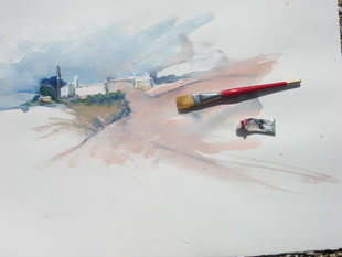 Malen und Zeichnen Lernen, Kreativurlaub, Werk: Jens Hübner Auf einem Aquarellbild von Jens Hübner, das ein Gebäude in einer grünen Landschaft widerspiegelt, liegen ein Pinsel und eine Farbtube.