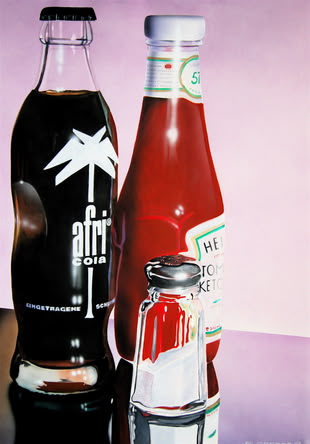 Das Stillleben, gemalt von Wilfried Ploderer, zeigt eine Colaflasche, eine Ketchupflasche und ein Salzstreuer, die auf einer glasigen Oberfläche platziert sind. 