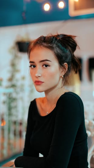 Unscharfer Hintergrund beim Portrait. Foto: Roberto Delgado Webb/Unsplash. Portraitfotografie einer Frau.