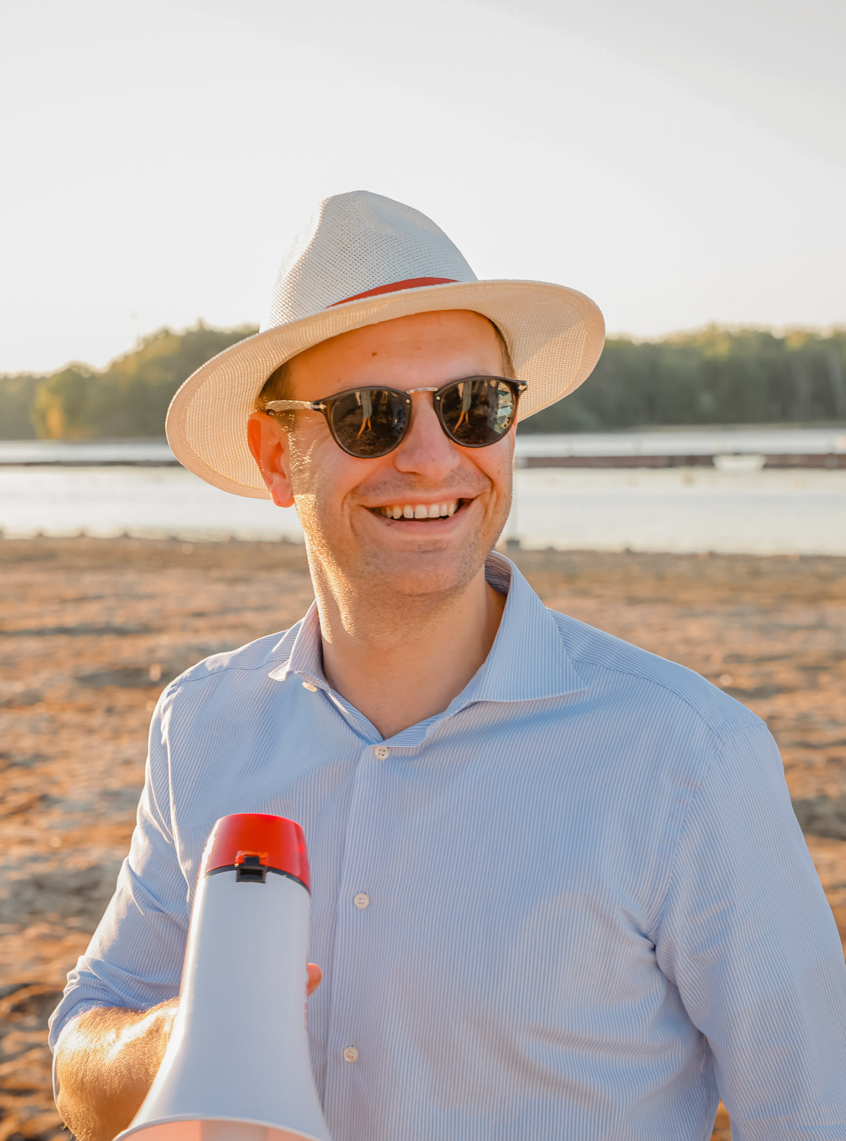 Tom mit einem Megafon am Strand