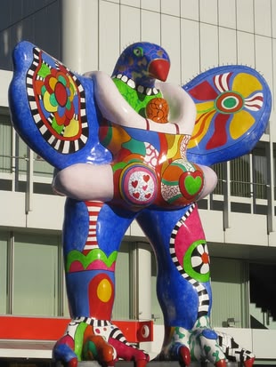 Nana, Nanas bauen, Nanas Workshop, Modellieren, Kreativurlaub, Kreativreise, Foto: Pixabay Die Statue“Lifesaver”, ähnelt einem bunten Vogel, in Duisburg von dem Künstler Niki de Saint Phalle.
