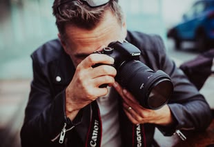 Welcher Kameramodus hat welche Funktion? Fotografieren lernen im Fotokurs. Foto: Clem Onojeghuo/Unsplash. Ein ist dabei, ein Objekt zu fotografieren.