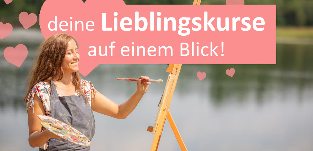 Eine Junge Frau mit langen Haaren und Malerkittel steht an einem See und malt Plein Air. In den Händen hält sie eine Farbpalette und einen Pinsel.
