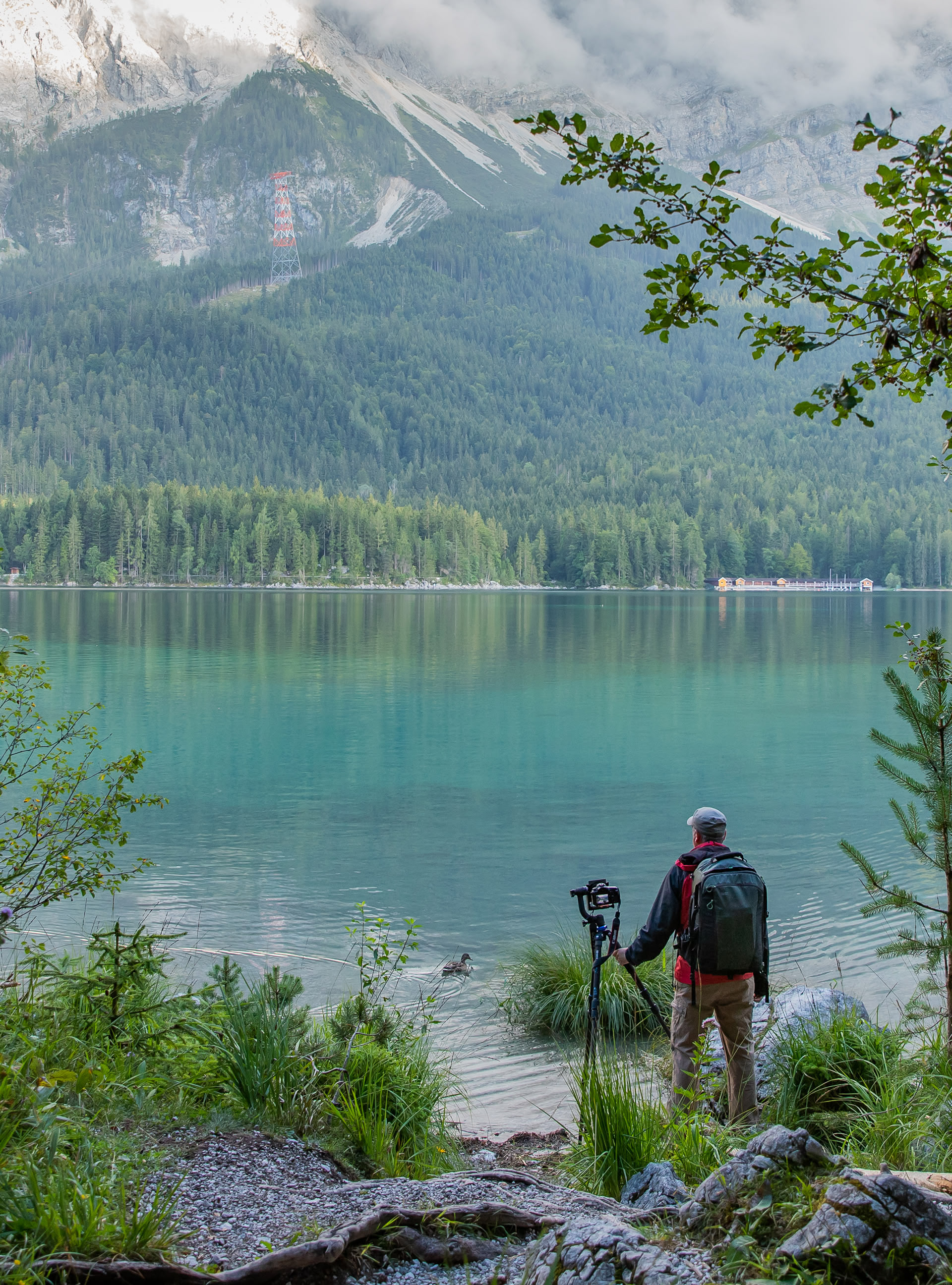 Fotograf vor einem türkisblauen Bergsee in Bayern