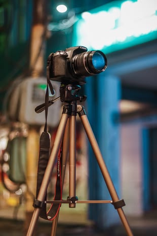 Fotografieren lernen im Fotokurs. Foto: Dollar Gill/Unsplash. Eine Kamera auf einem Stativ.