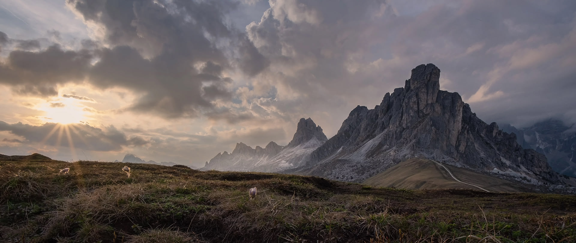 Eine nebelige Berglandschaft kurz nach Sonnenaufgang